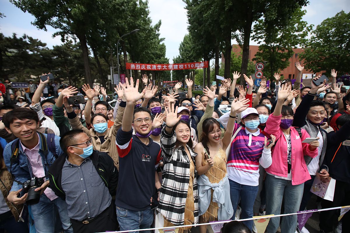 大学生国庆假期：如何报道他们的活动与体验？