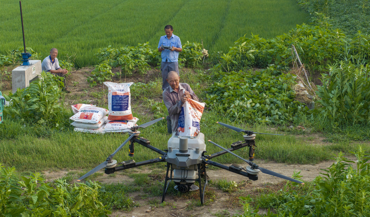 写一篇关于无人驾驶双系统分带喷施机的项目计划书