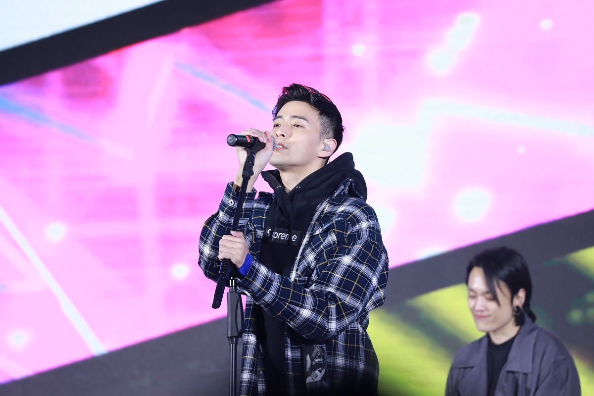 2020年12月24日,上海,明星现身ms上汽r汽车迎新演唱会 .james