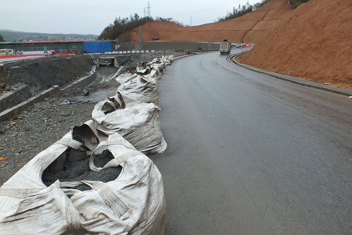 高碾压混凝土拱坝裂缝成因分析及处理方法研究