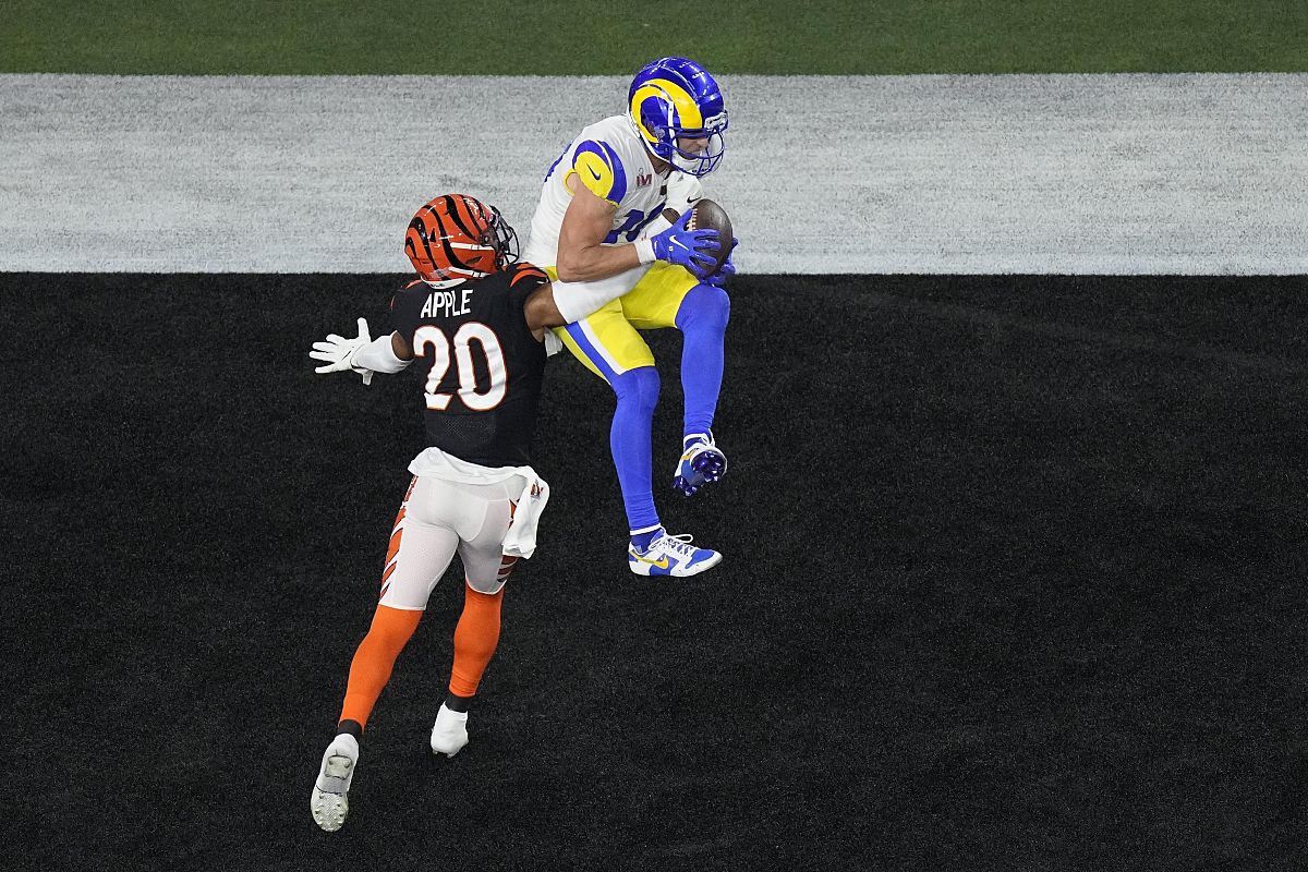 los angeles rams wide receiver cooper kupp (10) grabs a touchdow