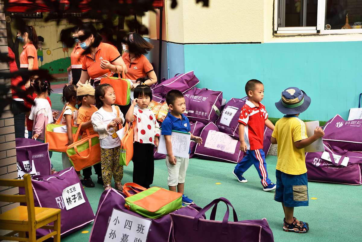 社区进幼儿园开展回收牛奶盒活动通讯稿