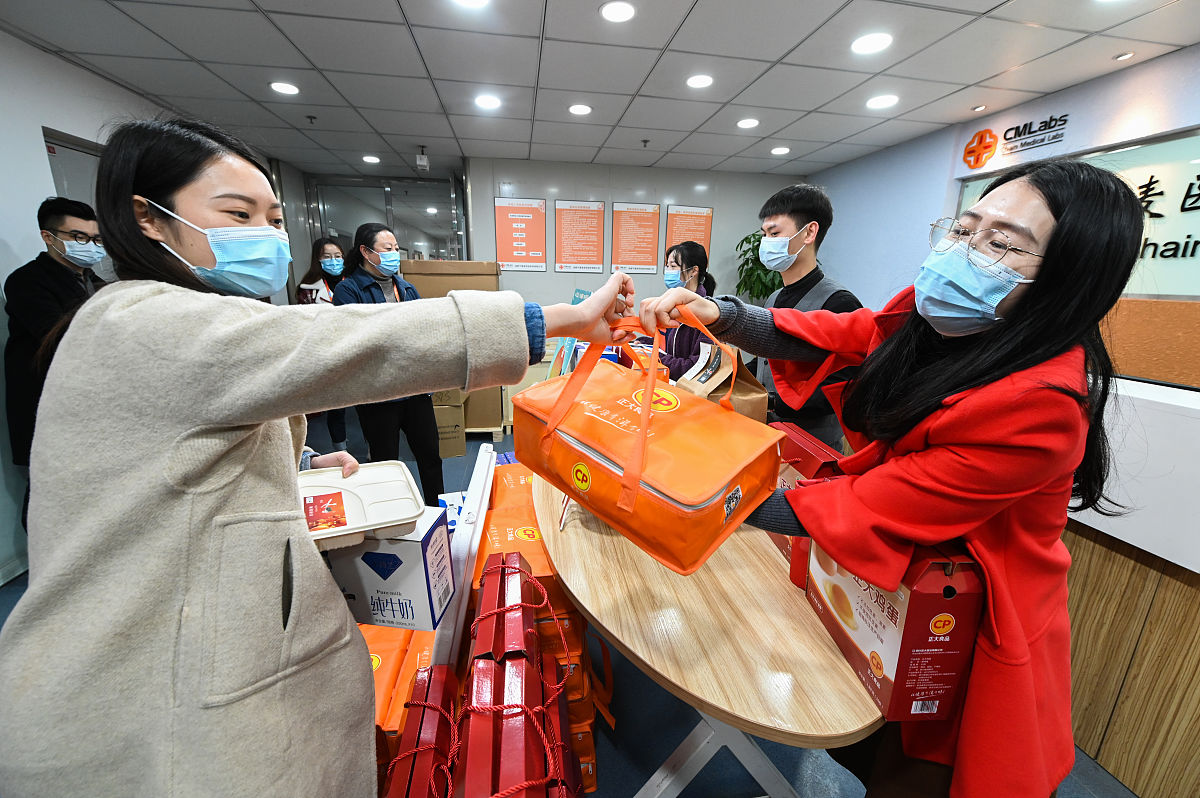 2021年2月3日,成都,员工领取新年食品礼盒.(如需下载使用,请务必署名: