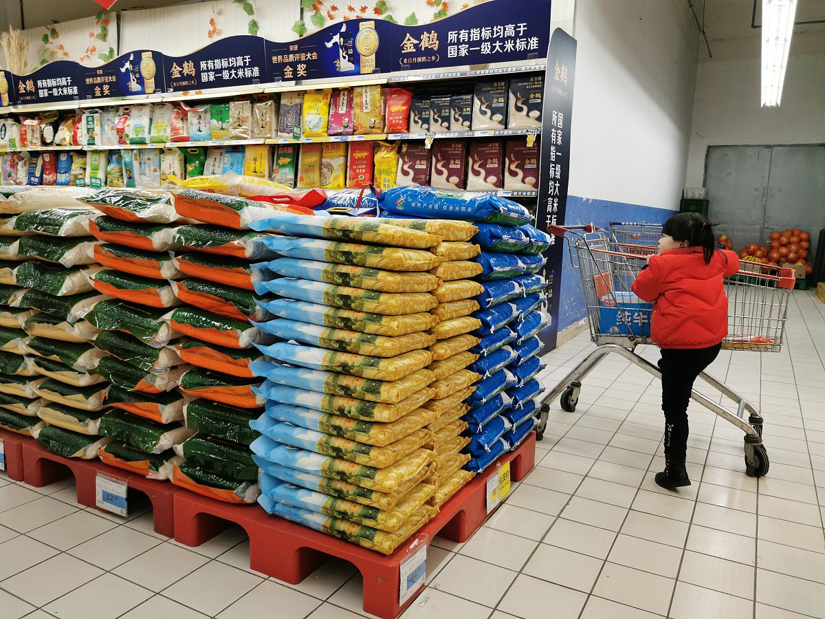 2020年11月30日,上海,顾客在选购摆放在大型超市内的粮食.