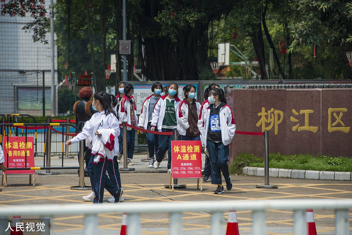 2020年4月7日,广西柳州,柳江二中初三学生回校上课.