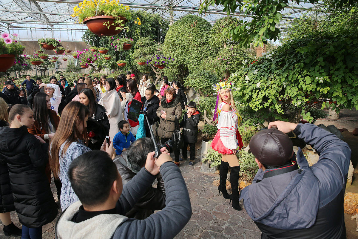 2019年1月1日,江苏南通,数十位来自世界各地的世界旅游小姐来到洲际绿
