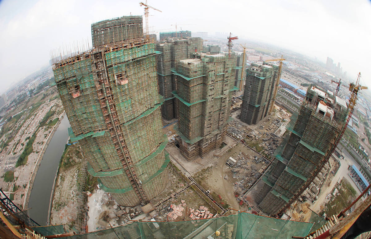 请用自己的理解总结港务区绿地二期房建项目施工现场特点和安全风险分析写成一段话格式不少于300字。