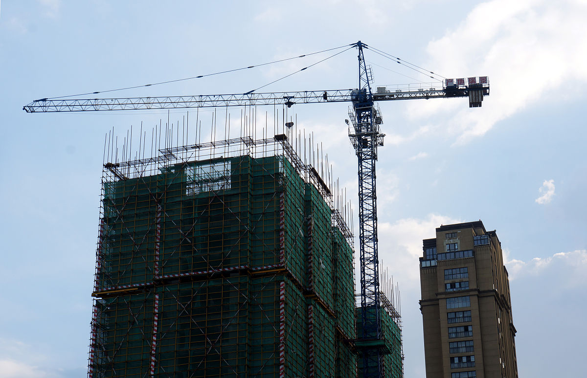 请用自己的语言重新表述下面文本调整文本表达及结构不要改变最终文本意思：坚持质量第一用户至上的原则质量是整个项目建设的第一要义项 目的质量直接关乎居民或用户的生命财产安全所以各大房地产开发商必须坚持 这一原则不动摇。