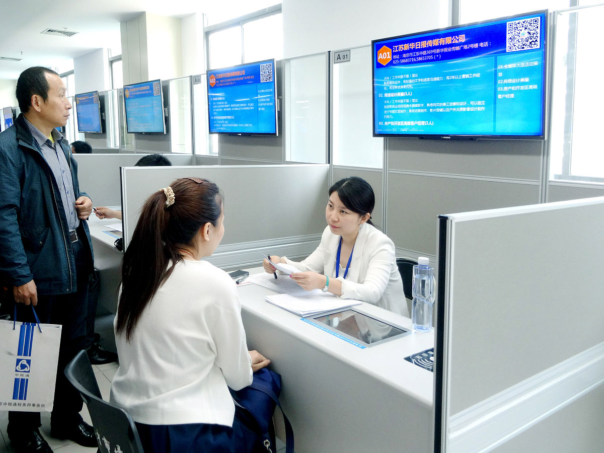 从落实旅游服务质量主体责任、增强旅游服务质量保障、加强旅游人才队伍建设角度阐述如何提升使民俗旅游专业化800字