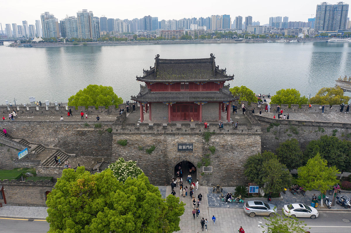 2021年4月4日,湖北省襄阳市,游客在襄阳古城游玩.