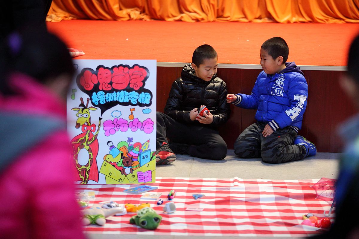 根据蒋弘睿、蒋弘烨两个名字写一个幼儿园摆摊卖东西的标题将两个名字都体现出来卖东西的主题简短押韵