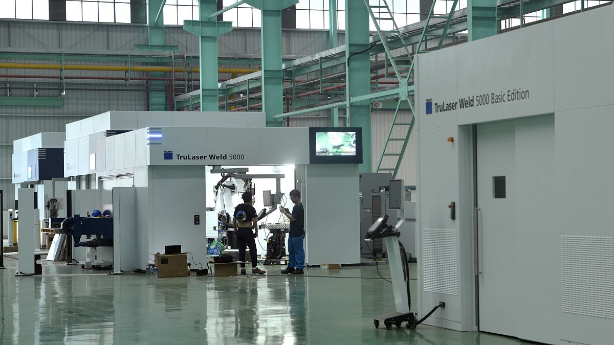 一名外贸业务实习生请写1500字的实习总结内容包括机械设备产品的学习、客户开发方法如tik tok、ins、youtobe、facebook、领英等；外贸单据的学习；阿里巴巴国际站的学习；要侧重总结实习中运用所学知识分析解决问题的方法和自己获得的经验体会自己所掌握的理论知识与实践的差距今后应努力的方向