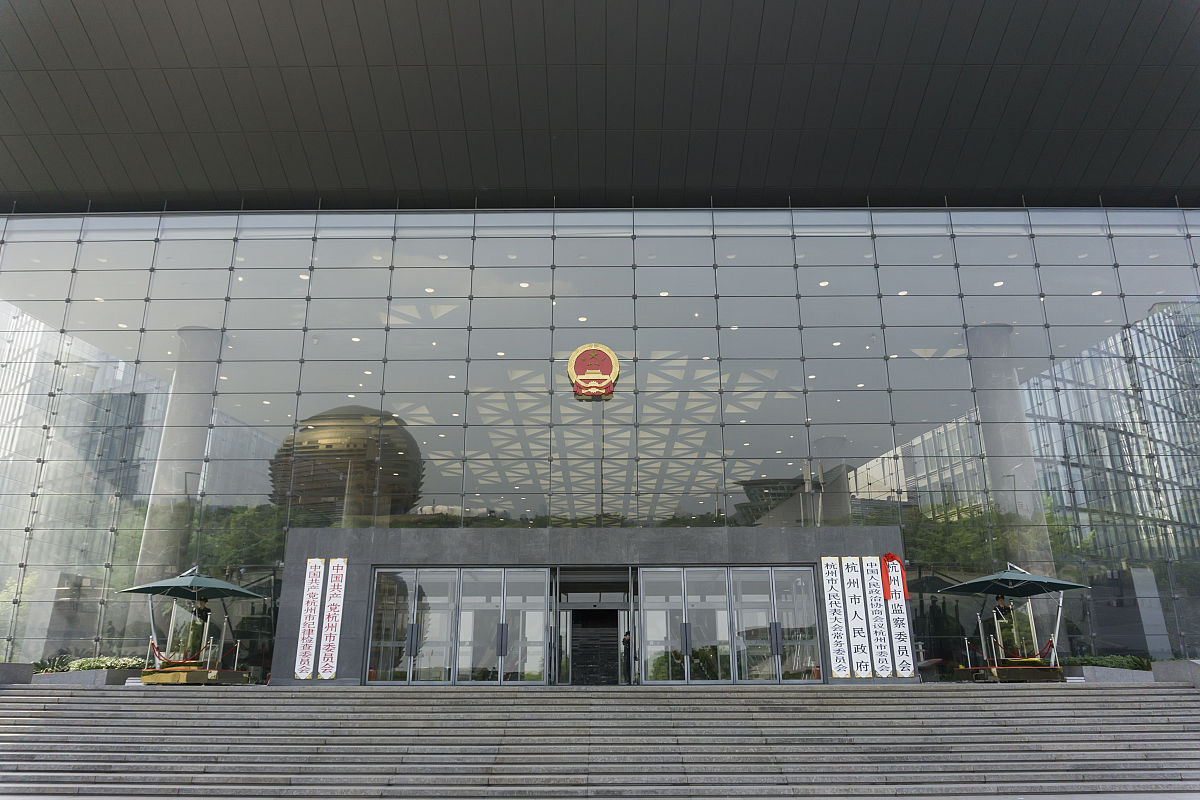 帮我写一段湛江市人民检察院一楼大礼堂更换音视频设备建设项目的项目目标项目建设内容有活动灯光系统、投影显示系统、专业扩声系统、中央控制系统、音视频切换系统、视频会议系统和机房整改根据提供的信息写一段字数不少于800字的项目目标