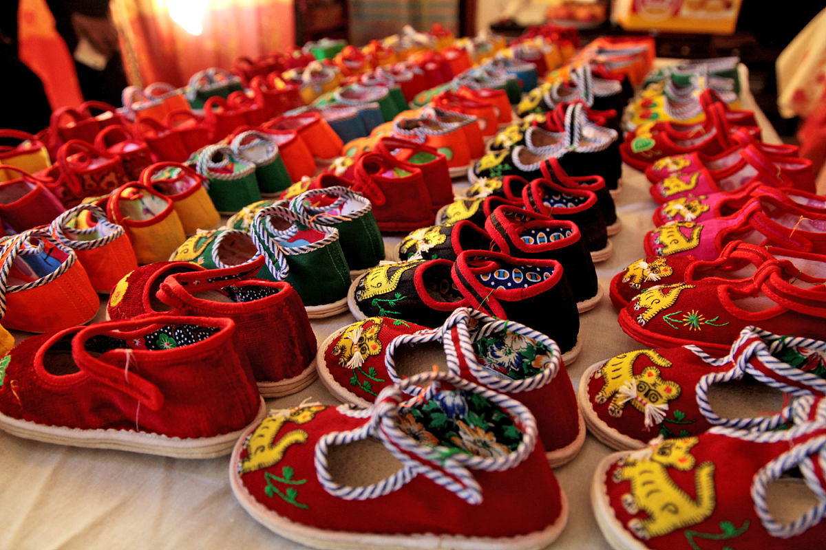 老人百天都需要扎什么东西？