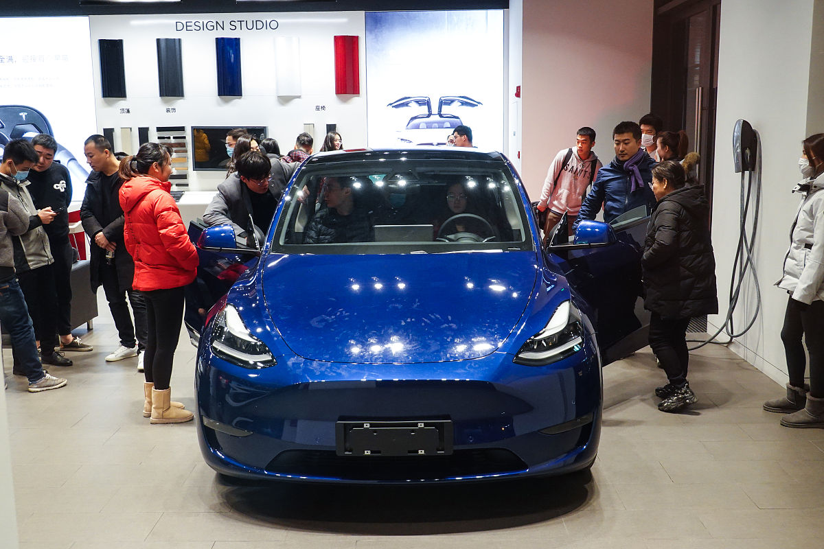 写篇400字关于特斯拉model y和上海车展相关文章接近口语化图文并茂