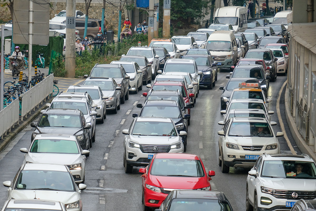 traffic rush hour 和traffic jam 有什么区别