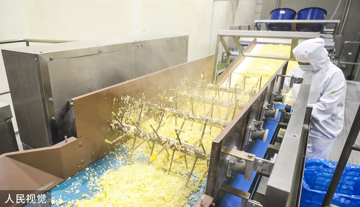 黄金果浓缩汁设备通过将全自动添加复配氧化剂柠檬酸复配维C配方设备和超低温真空加热机设结合。设计出适用属于我们之间的适用于枇杷次果的浓缩汁加工设备全自动添复配氧化剂设备由自动加药装置主要由智能控制箱、电磁隔膜计量泵、加药桶、液位开关组成最后通过工业互联网智能交互平台控制加药系统使用设备全自动添加代替人工添加使得复配抗氧化剂柠檬酸复配维C配方的添加更符合国标添加标准；低温真空压缩机在在噪音、振动、维修