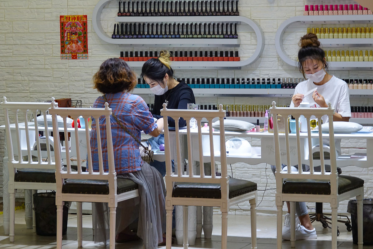 帮我做三套关于美甲美睫店 五一劳动节的充值活动。要客户有冲动的消费欲望要有复购性