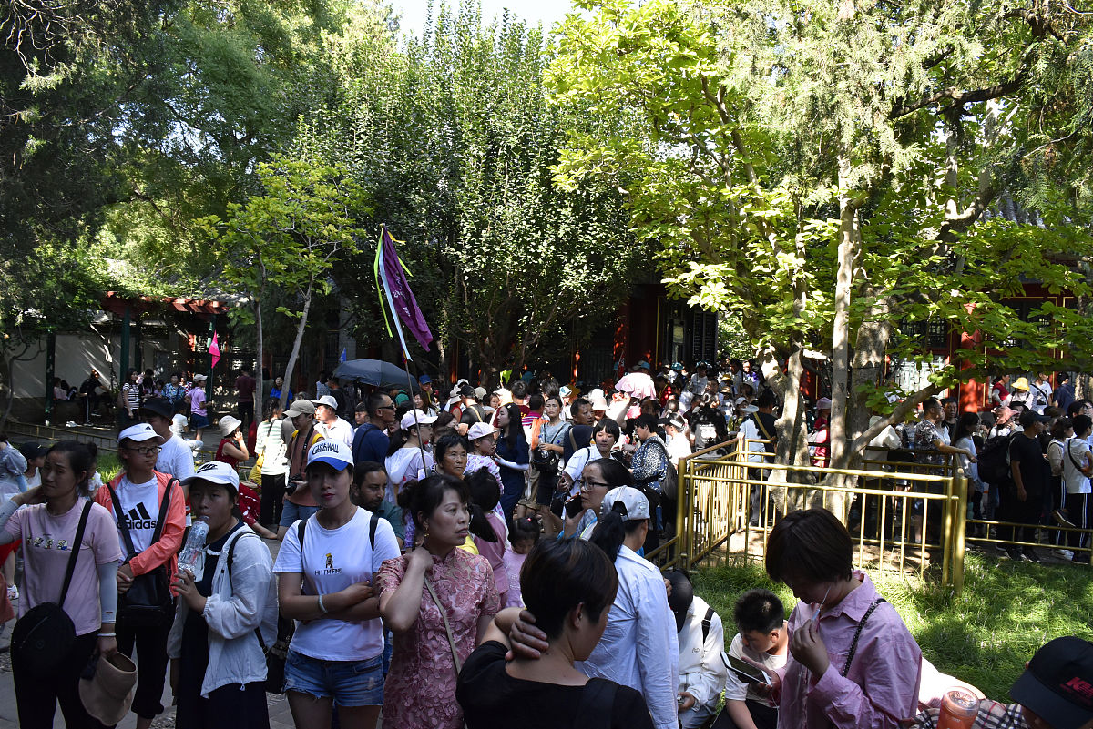 多地景区迎客流高峰