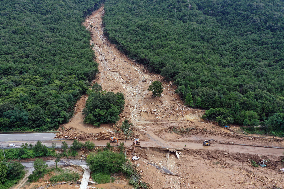 库尾安山沟左岸山坡上多处见人工开挖道路的弃渣的危险因素分析