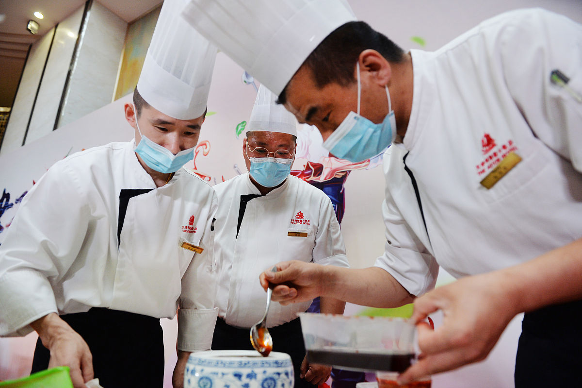 难忘的烹饪尝试：夏令营里的挑战与收获