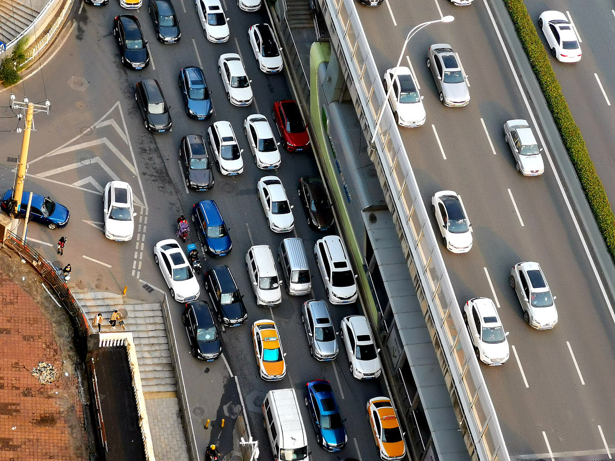 日常生活中的痛点问题：时间、交通、购物、饮食、健康、社交、环境、金融、教育、家庭