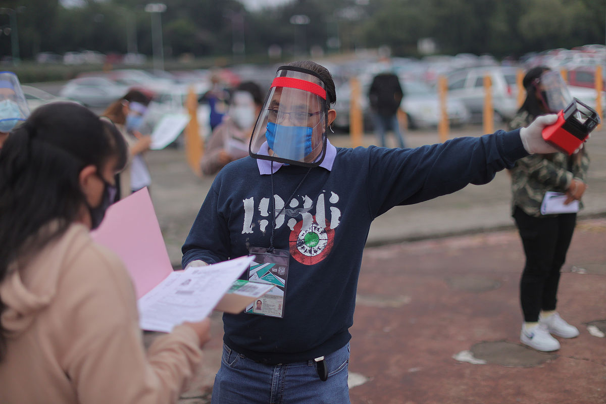 当地时间2020年8月19日,墨西哥首都墨西哥城,考生测温后进入奥林匹克