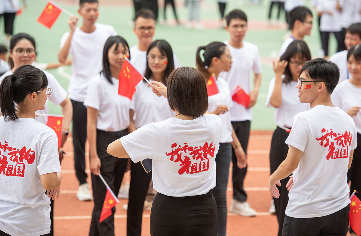 初中生演讲稿：无愧国旗红，丹心献祖国
