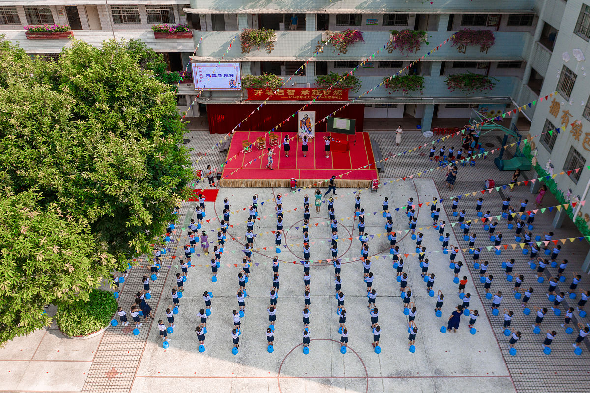 2020年9月1日,广州红火炬小学的学生有序入校,学校举行了新生开学"开