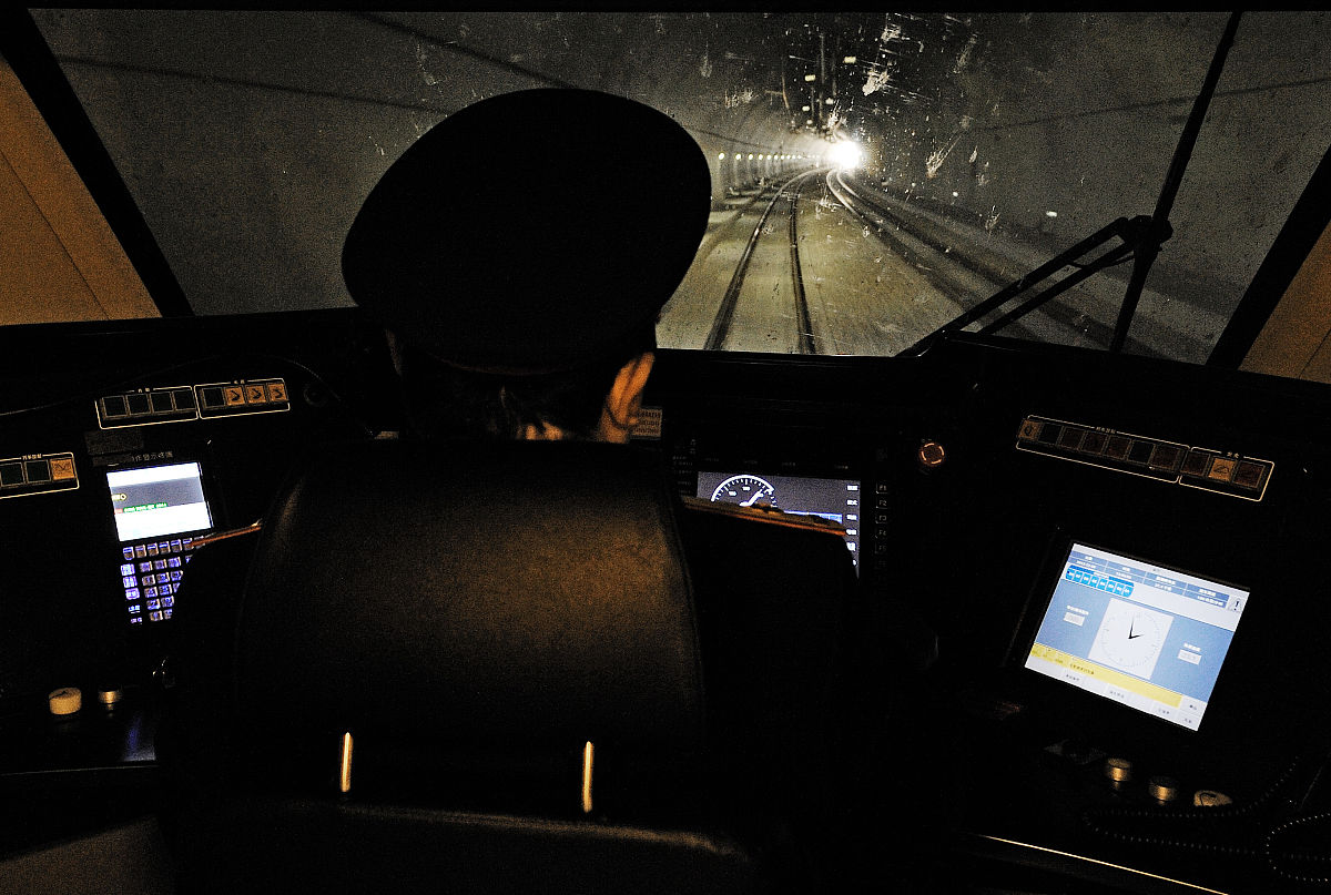 帮我写一份自己的离职报告工作是招聘理由是个人原因