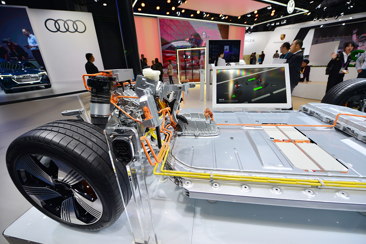 GPT-3.5 Turbo：引领未来的智能汽车 - 豪华、性能与科技的完美融合