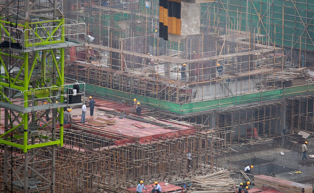 某工地建造装配式建筑4幢每幢房屋的包括ABcD四个施工过程每个施工过程所需时间分别为6天18天12天12天。其中B与C两道工序之间有6天的技术间歇对这4幢住宅组织群体工程流水施工试计算1按照成倍节拍流水组织施工计算流水步距、工期绘制进度表。