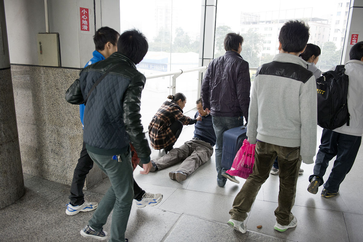 河南新乡学生被罚对墙坐半年？学校回应：已调整座位，老师被批评