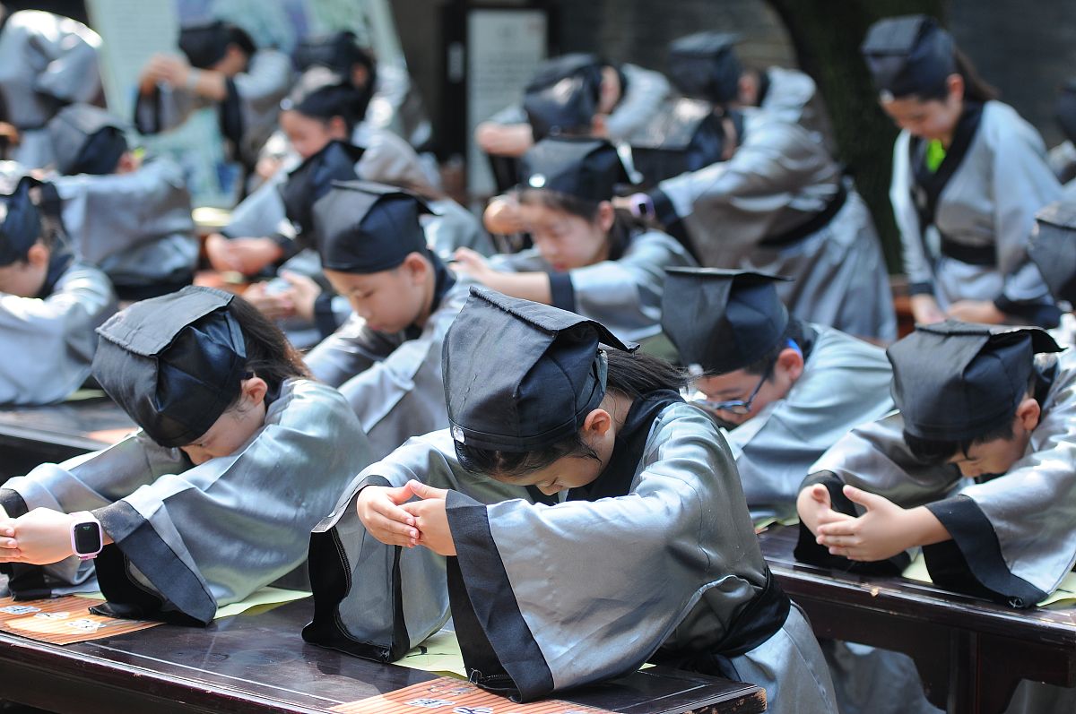 2018年8月1日,山东省济宁市孟府举办"开笔礼"活动,吸引千余小学生参加