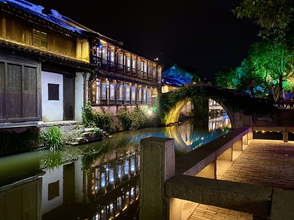 写一首有三节的押韵歌词每一节都以你一句春不晚我来到真江南开头最后一句要与南押韵