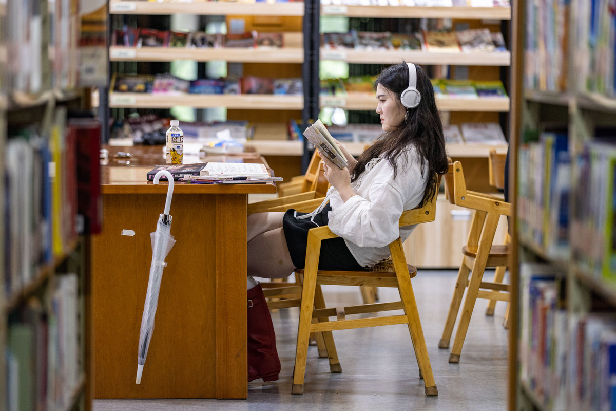 大学老师的温暖关怀：一个难忘的图书馆午夜