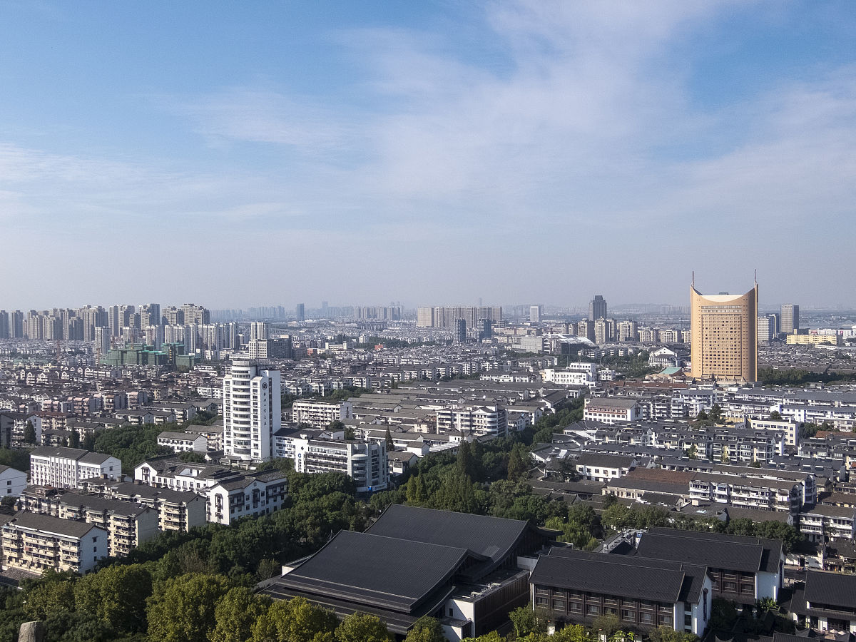2020年10月25日,浙江绍兴,重阳节登高府山俯瞻绍兴城市之美.