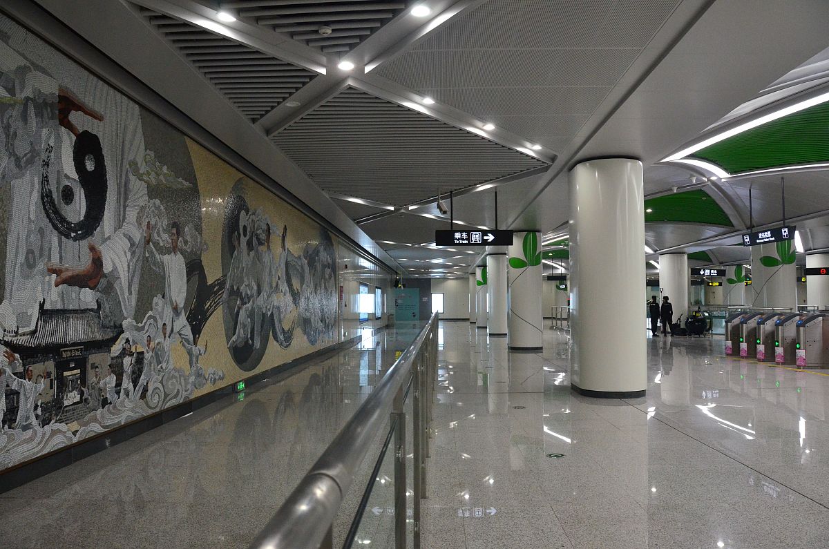 郑州二七广场到郑州地铁展览馆怎么坐车帮我用230字详细描述