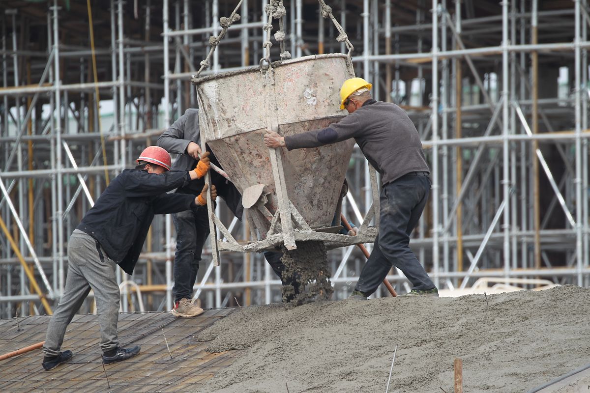 2019年3月19日,河南许昌,正在建设中的郑万高铁长葛北站.