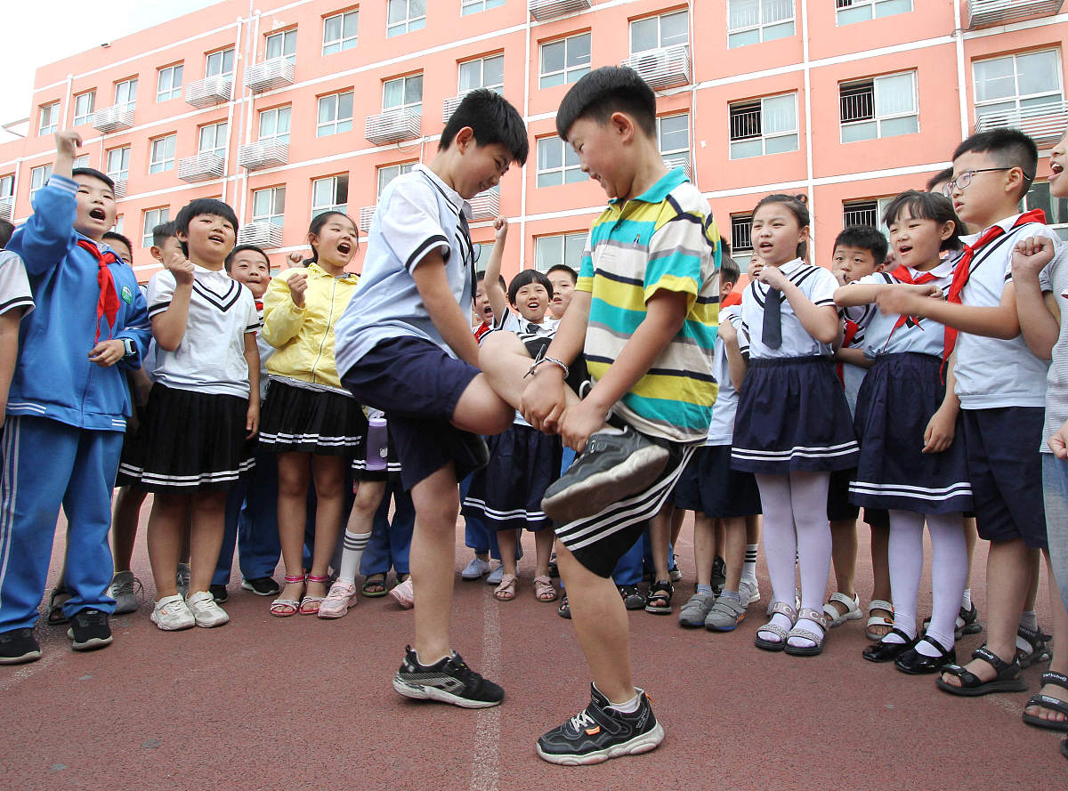 2019年5月31日,河北邯郸,肥乡区实验小学的孩子们在玩"斗鸡"游戏.