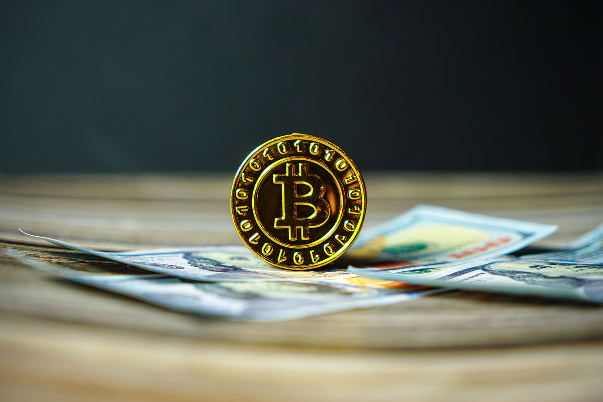 大多数普通人无法理解加密货币、比特币或 CBDC 的问题。很多持有加密货币的人也是如此他们希望快速获利。在这方面还有很多工作要做。对于那些说 Solana 上没有 11 艺术市场的人让我更正记录。Exchange Art 以美元计算 SuperRares 每月 GMV 的 40 和 Foundations 的 55而我们只用了一小部分时间。这一切都发生在每个ETH的价格更高