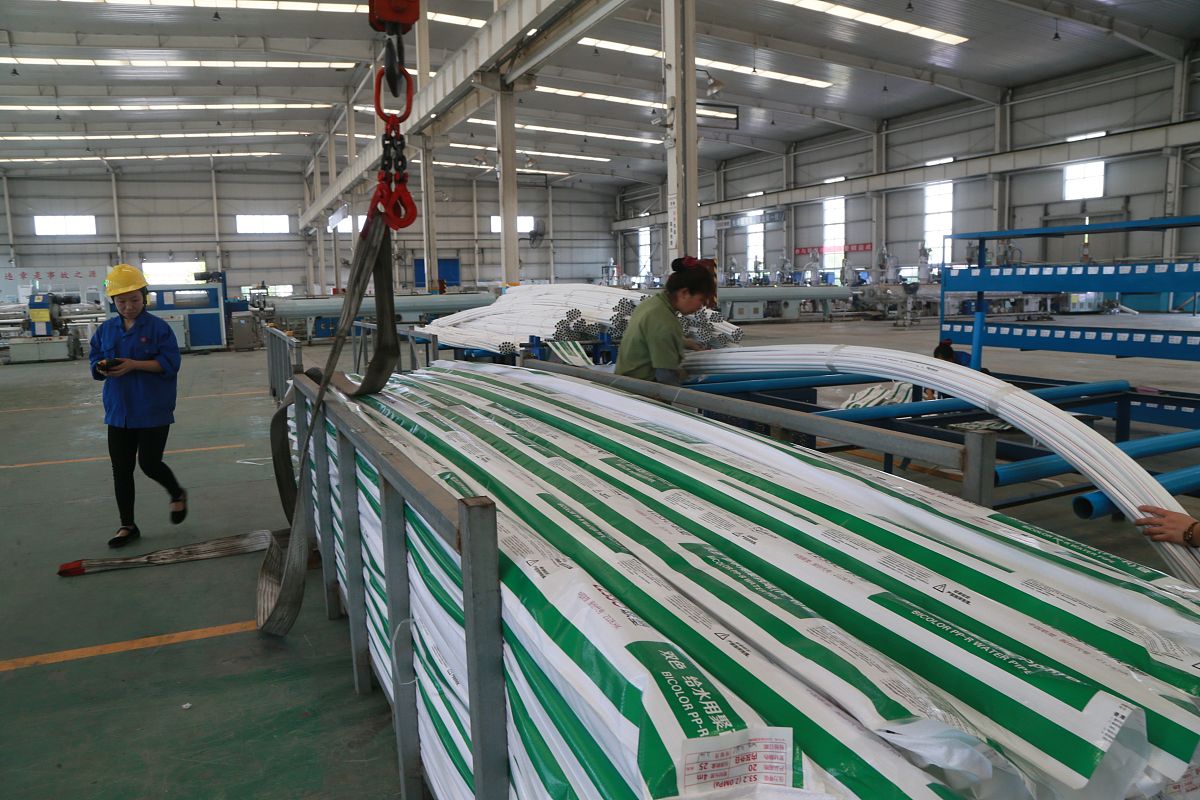 YouTube视频内容是展示铝装饰线条厂的喷涂车间请写一个有趣的标题