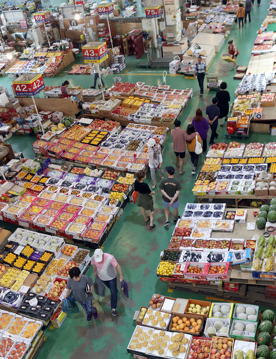当地时间2018年9月9日,韩国釜山,在釜山市釜田市场,采购中秋祭祀,节庆