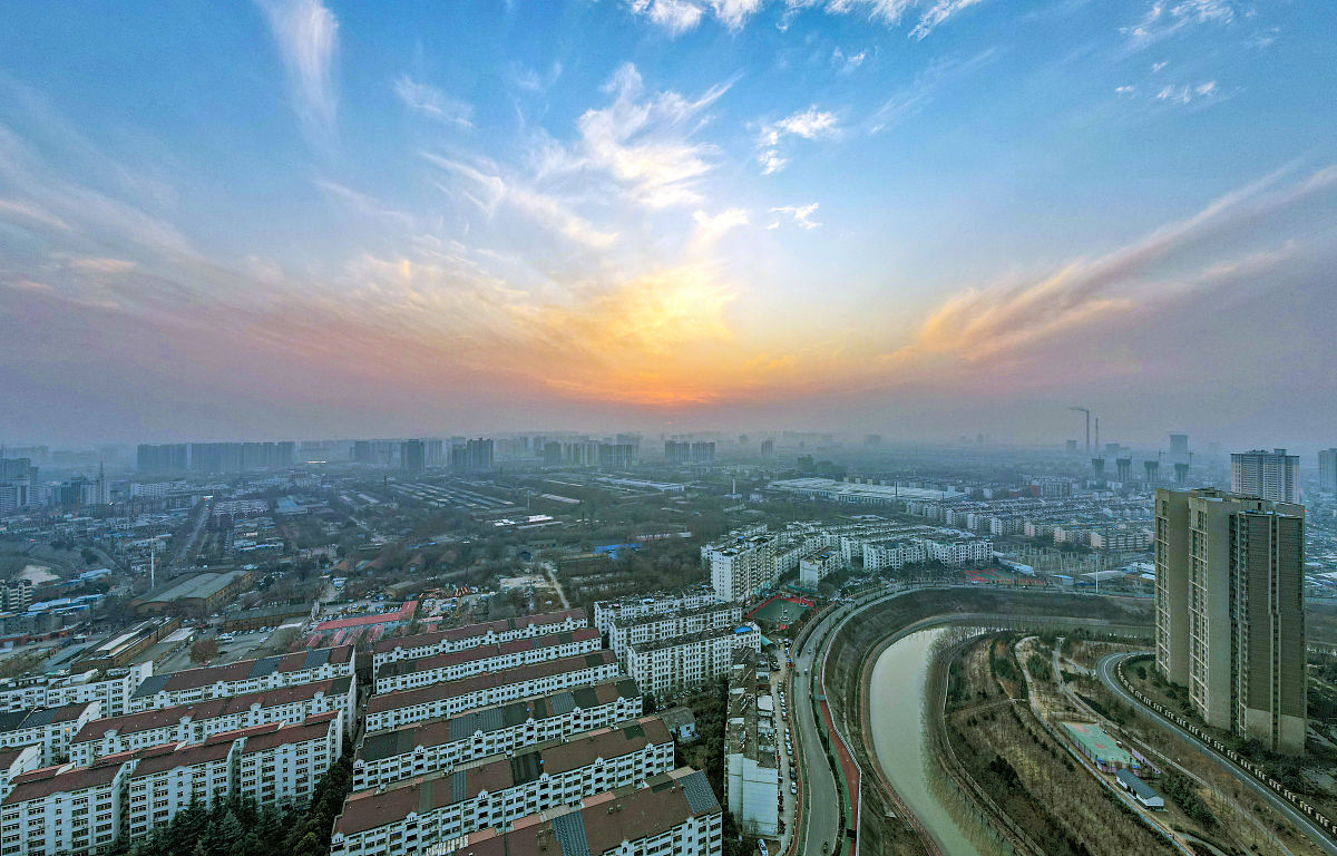 2022年1月3日,河南洛阳,晚霞笼罩城市建筑.