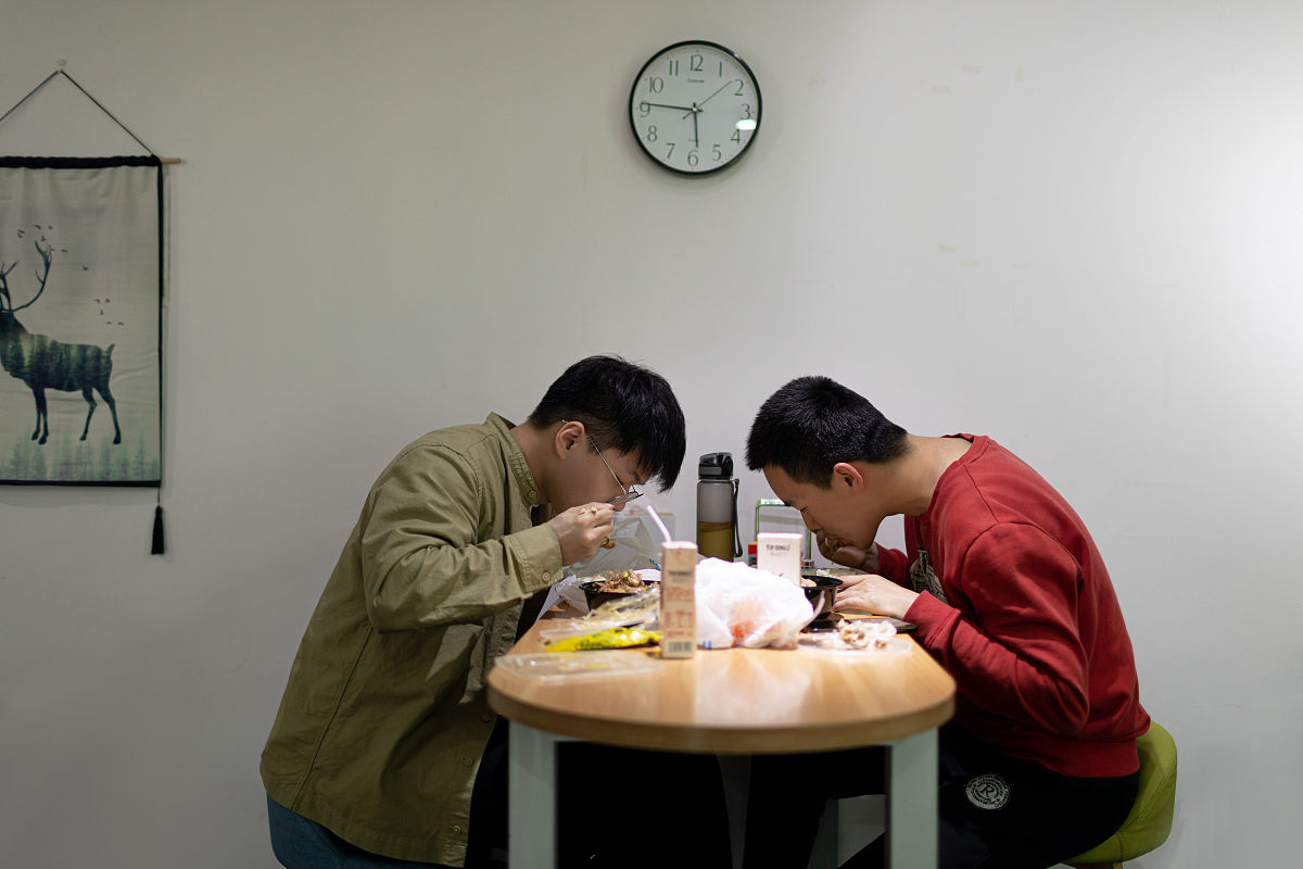 2020年4月27日,成都,吃饭的时候同学在互相交流.