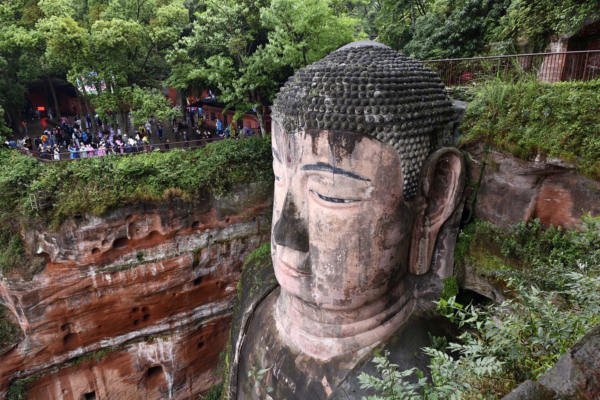 我五一假期打算去乐山附近玩你能给我做一份详细的行程规划吗？