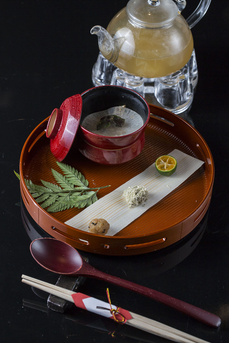 日本料理要求色自然,味鲜美,形多样,器精良,食材呼应季节,是用五感来