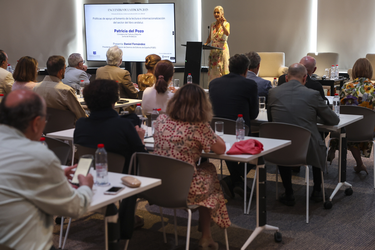 英文邮件明天的例会上APAC的cassy会给大家分享APAC holiday campaignslides请见附件。如EMEA和TR有任何项目可以分享的欢迎信息沟通