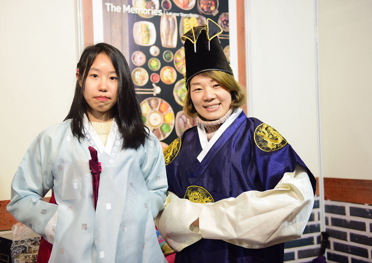 女巫婆婆带年轻人和婴儿探索神社秘境