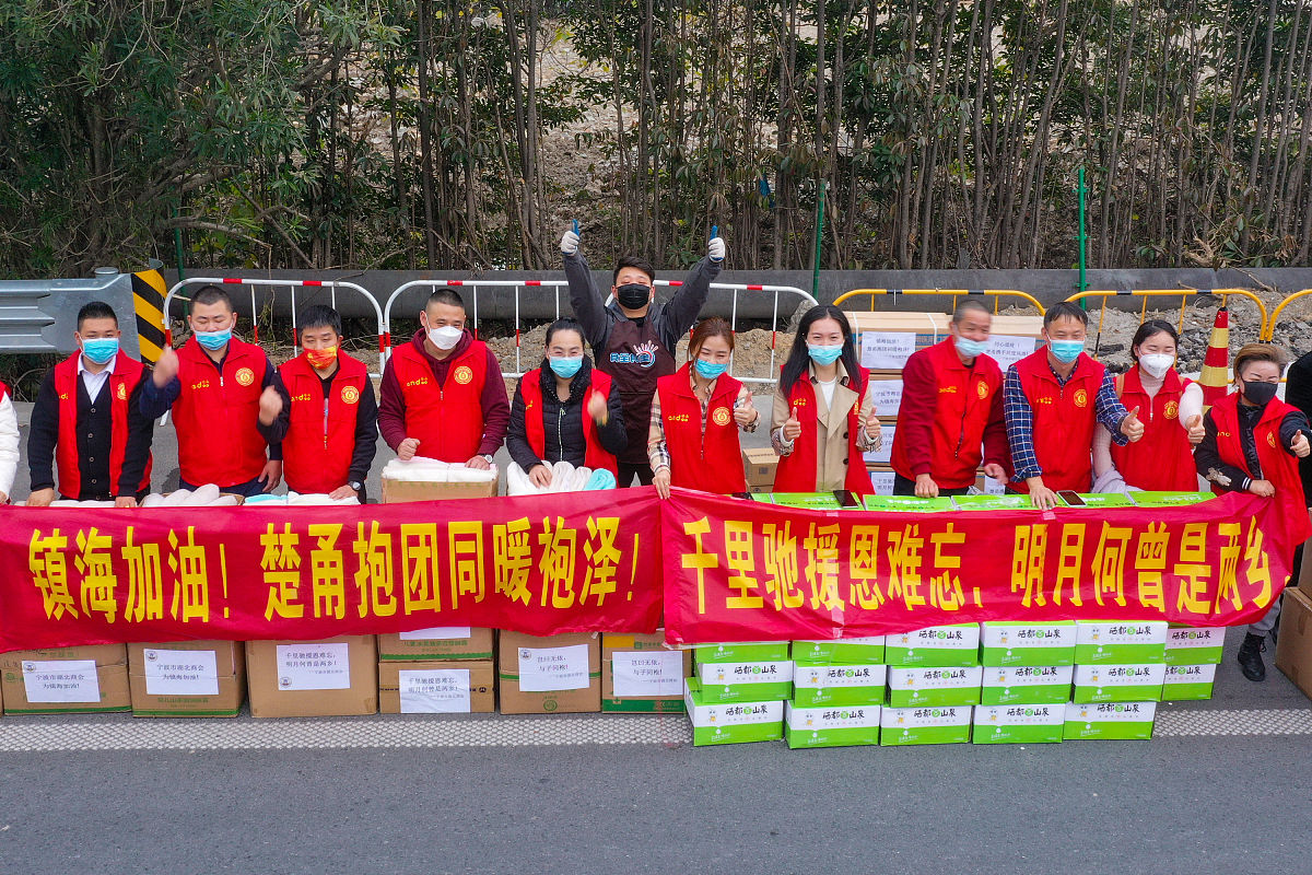 2021年12月15日,参与爱心服务的浙江省宁波市湖北商会爱心人士在镇海
